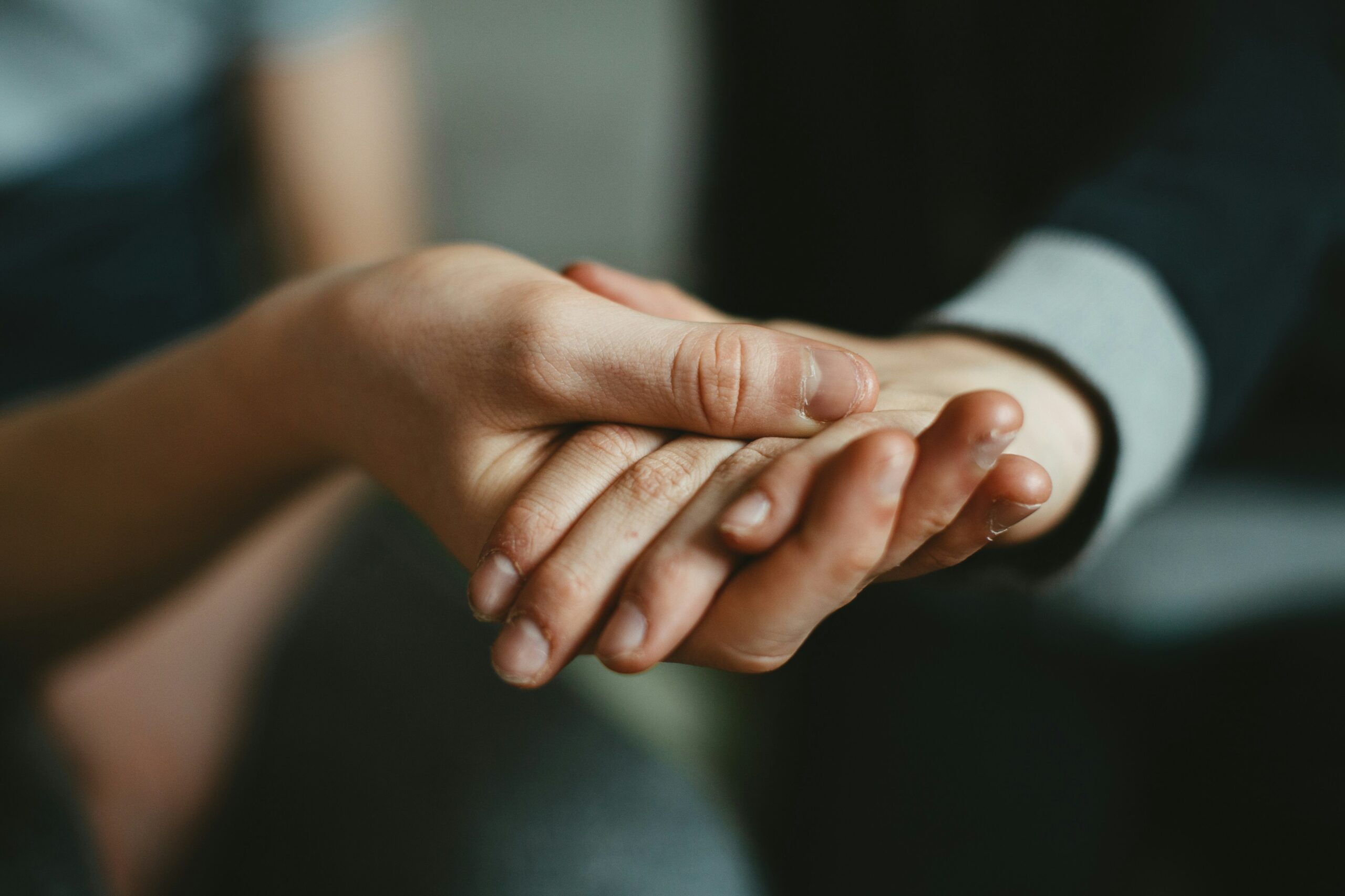 Guía de decisión: estás en una buena relación si estas condiciones se cumplen (y cuándo buscar ayuda) — two hands hol...