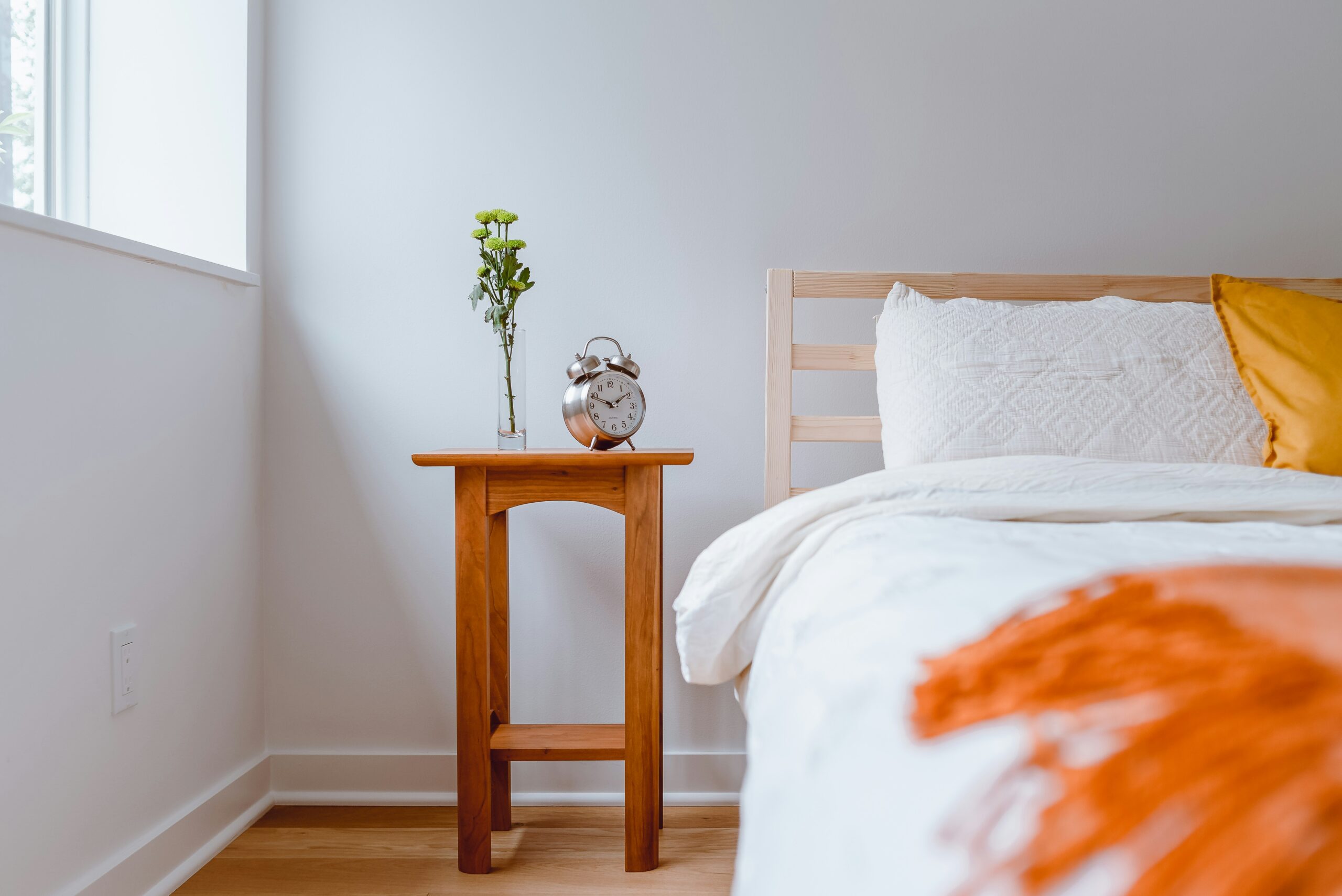 Elegí tu plan: decisión práctica según tu situación (sin forzarte a “estar bien” ya) — empty bedroom bed