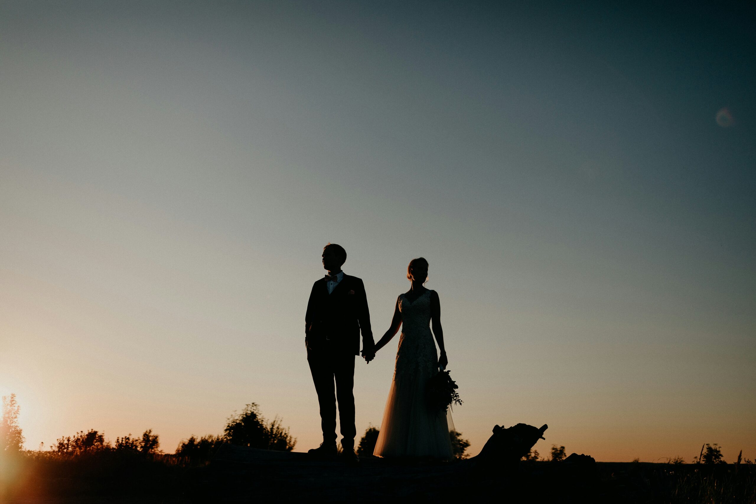 Cómo decidir si avanzar, frenar o pedir ayuda profesional — couple holding hands