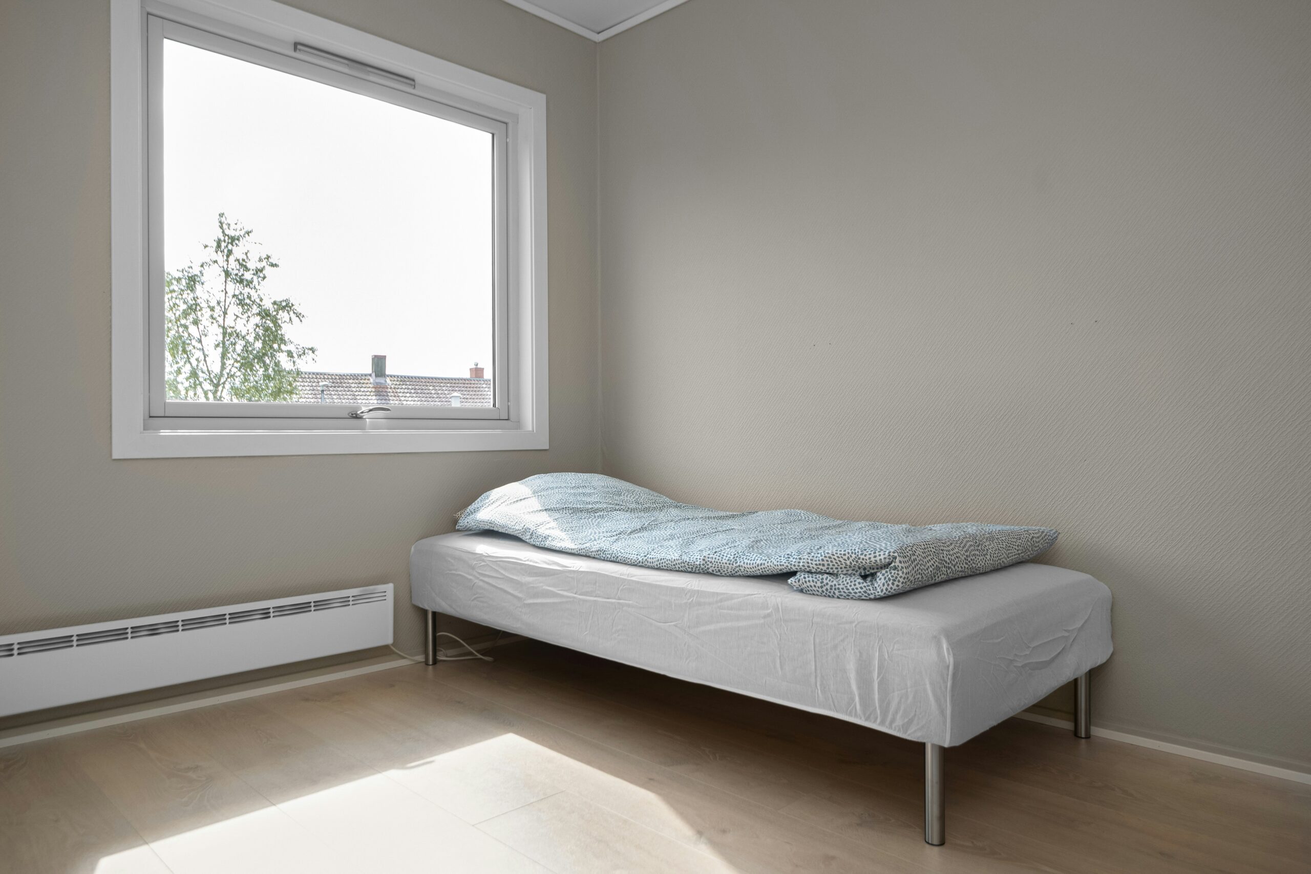 Qué significa “superar” una ruptura amorosa (y qué no significa) — empty bedroom bed