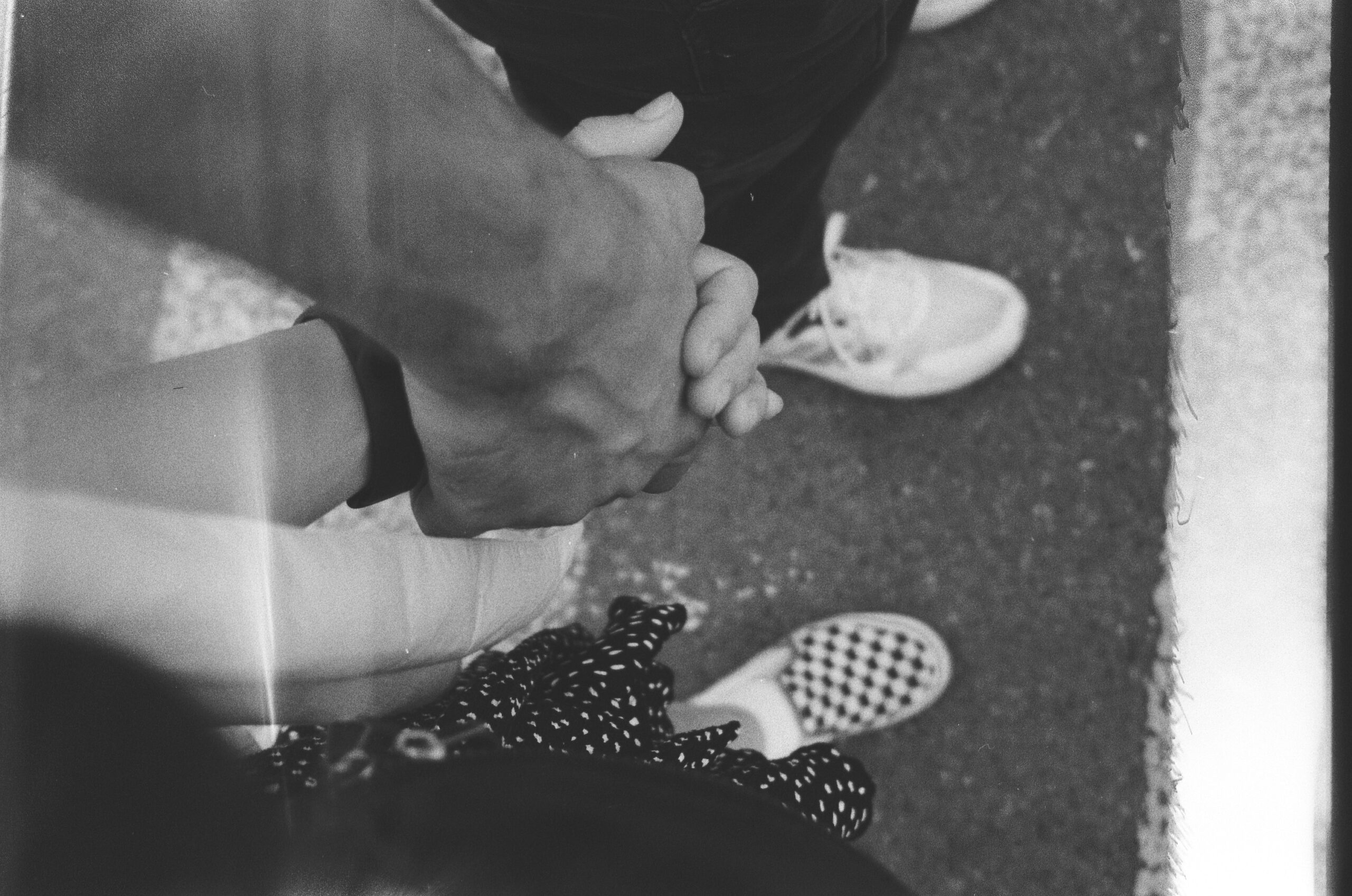 Qué dice la evidencia: apego, ansiedad y satisfacción de pareja — couple holding hands