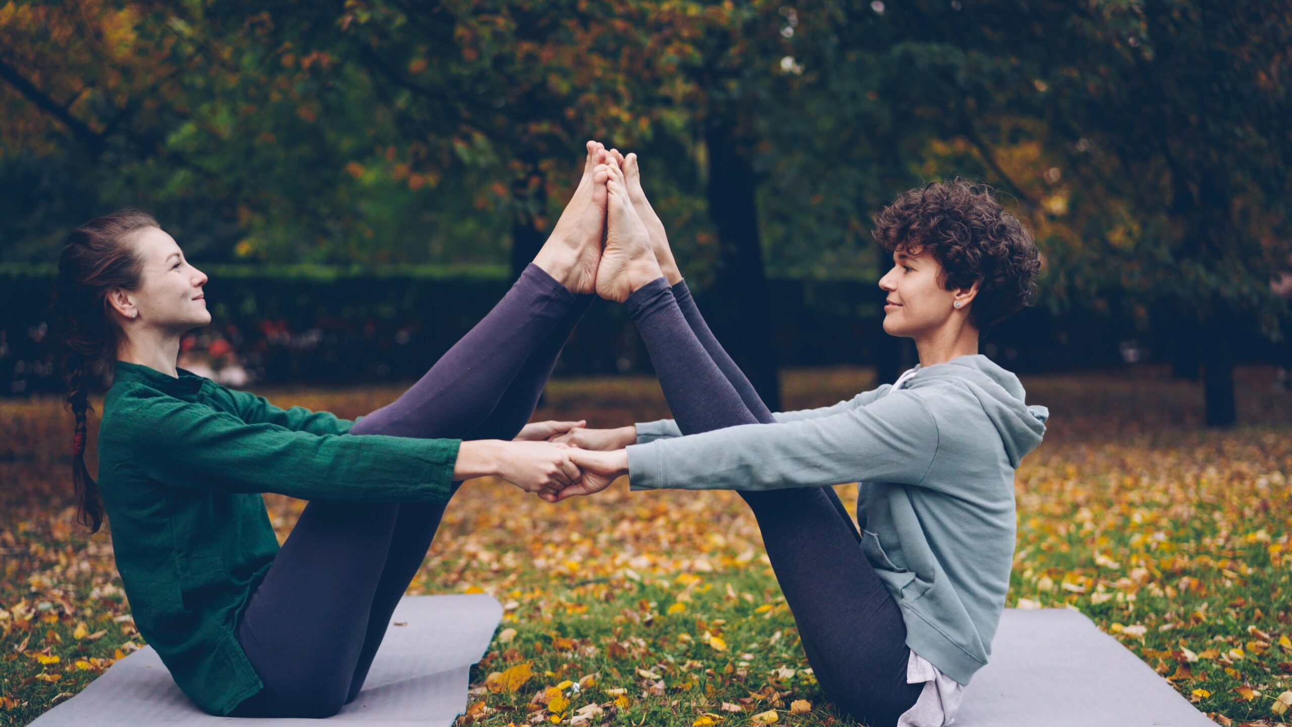 Evidencia y criterios: qué señalan terapeutas y recursos de salud sobre estas señales — two hands holding