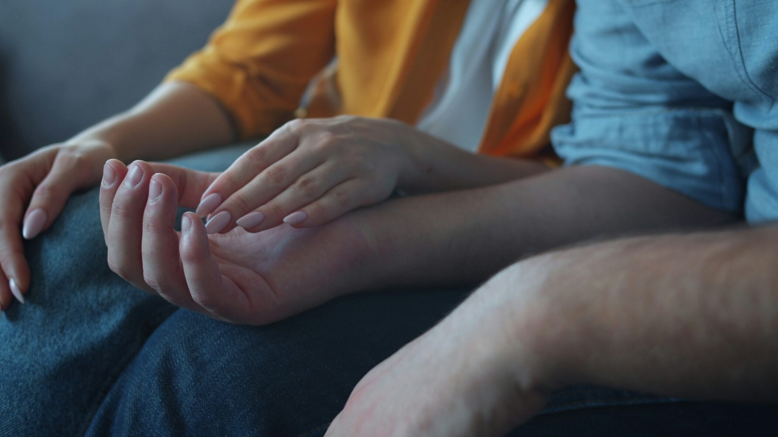 Decidí tu plan: cómo elegir hábitos, frecuencia y cuándo ajustar — couple holding hands