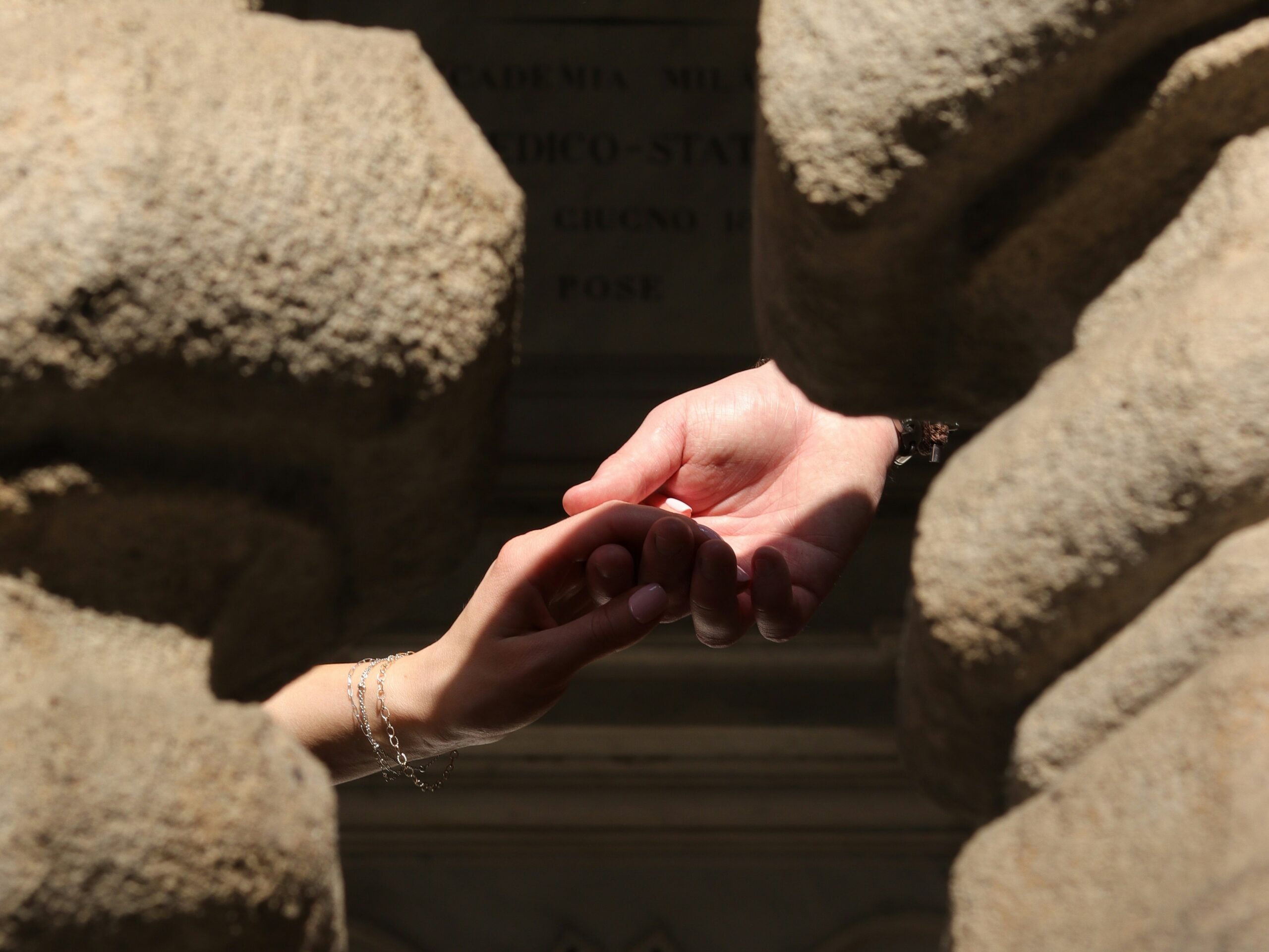 Qué significa tener “señales de una relación sana” (y cómo se ve en la vida cotidiana) — two hands holding